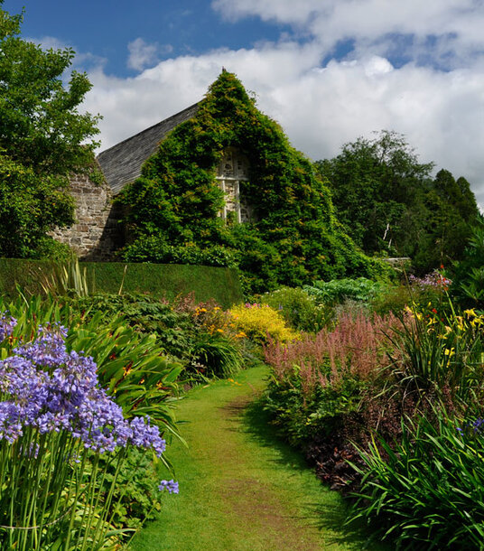 Circular herbaceous garden